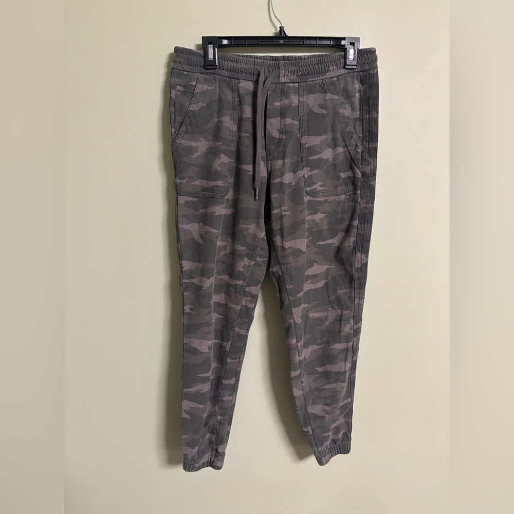Athleta Farallon Joggers Olive Green Camoflague Print Size 8 Medium Camo